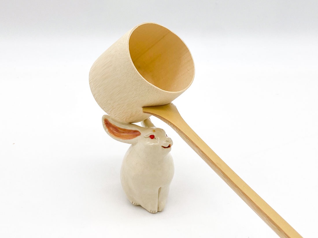 笑みうさぎ蓋置〈うふふ〉 | すべての商品 | 淡交社 茶道具と茶席の