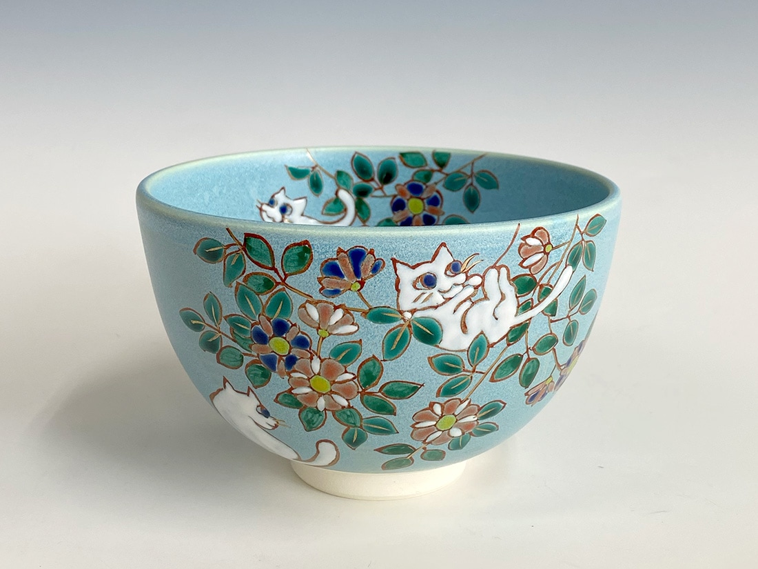 花と白ねこ絵茶碗 水色 | 特集,猫・鳥の意匠 | 淡交社 茶道具と茶席の