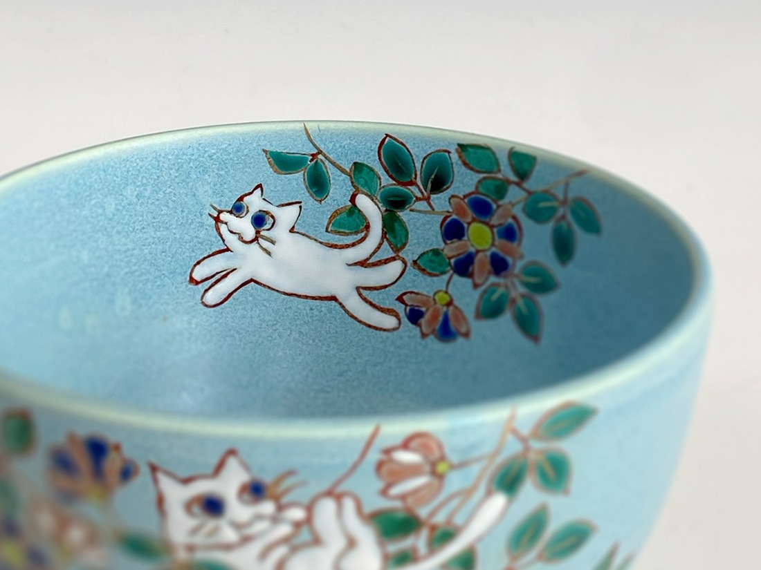 花と白ねこ絵茶碗 水色 | 特集,猫・鳥の意匠 | 淡交社 茶道具と茶席の