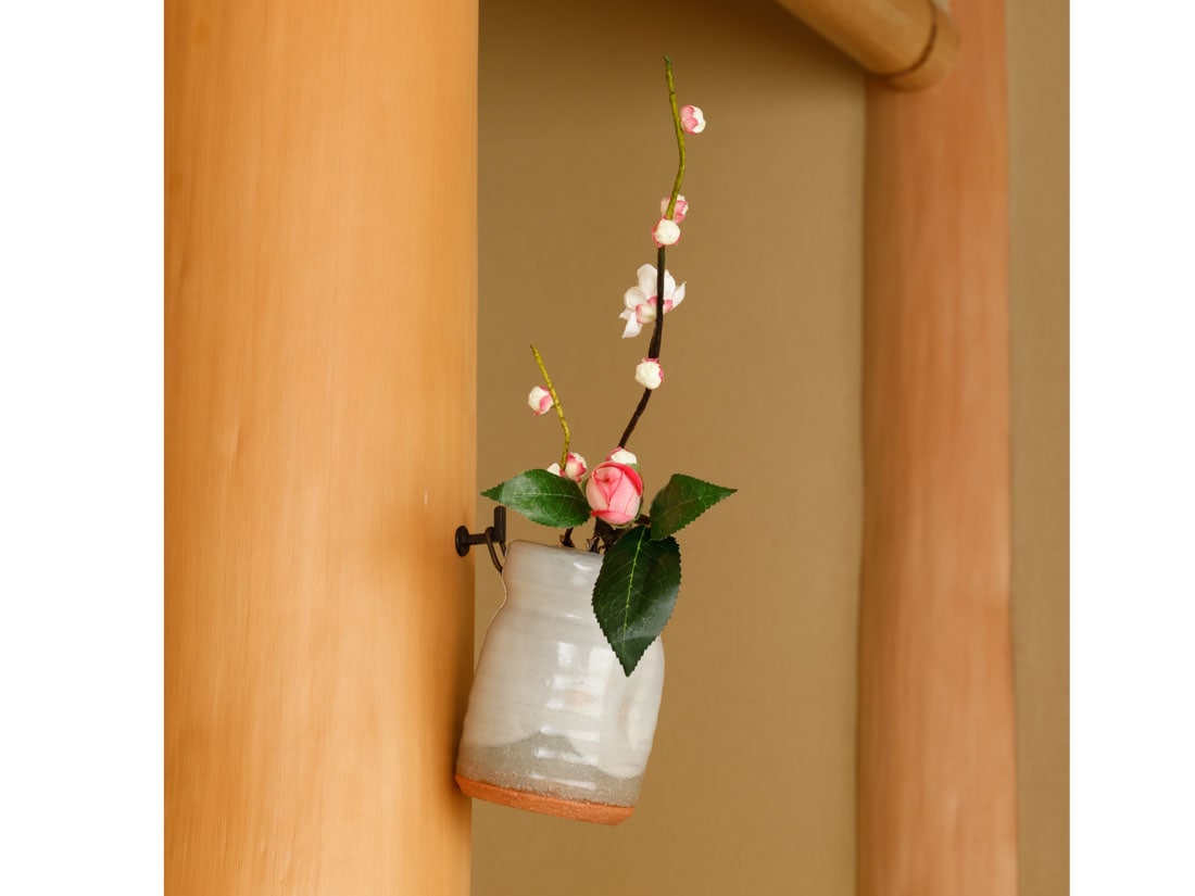 旅枕掛花入 | 季節の茶道具 | 淡交社 茶道具と茶席のきものオンライン