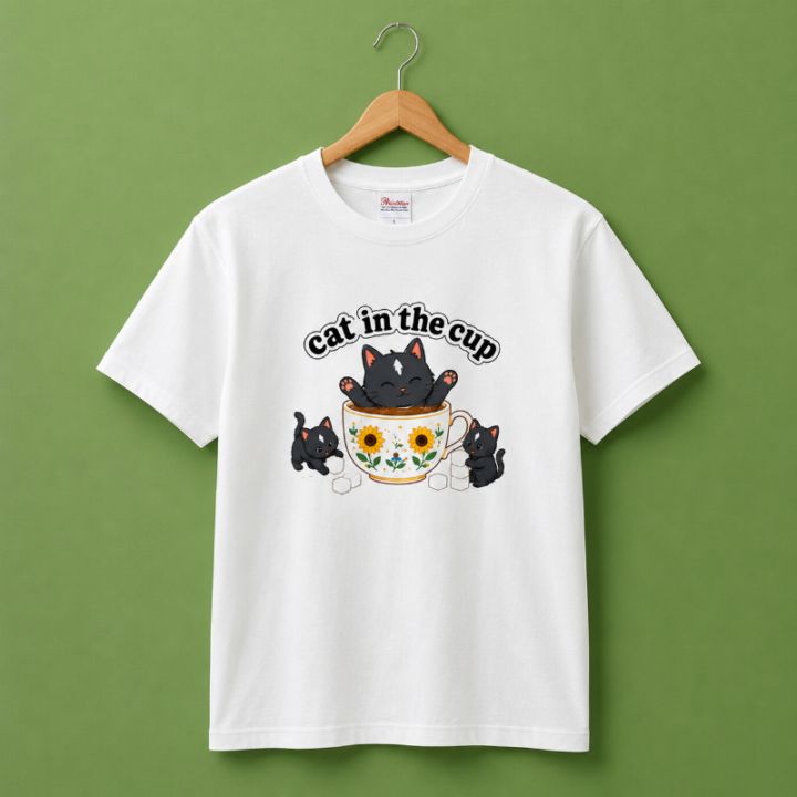 cat in the cup（黒猫）ホワイトTシャツ （半袖）ならaruBuy（あるバイ）