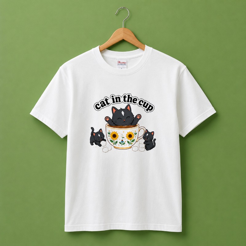 cat in the cup（黒猫）ホワイトTシャツ （半袖）ならaruBuy（あるバイ）