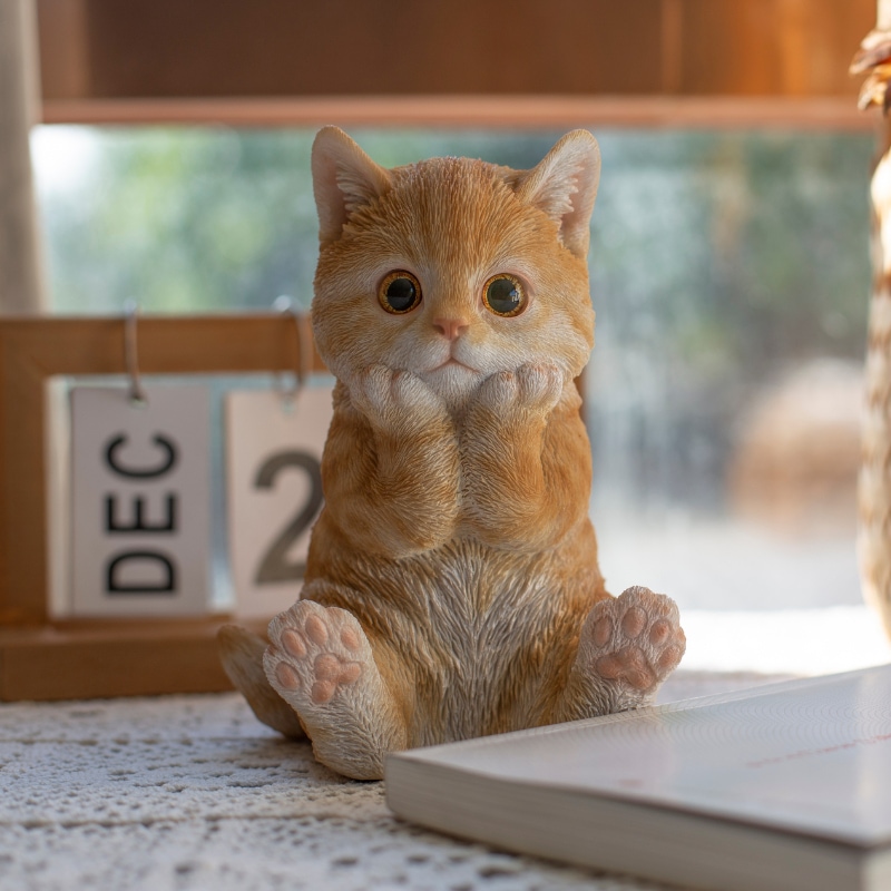 頬杖をつく茶トラ猫ならaruBuy（あるばい）