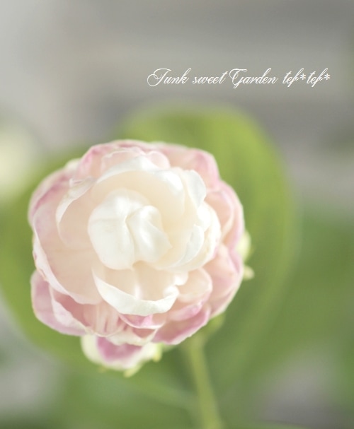 天然石　ホワイトジェイド　大きな薔薇　花　カービング　自立可能⭐️3083 八重咲きジャスミン グレイスフルレディ マツリカ 『ジェイド