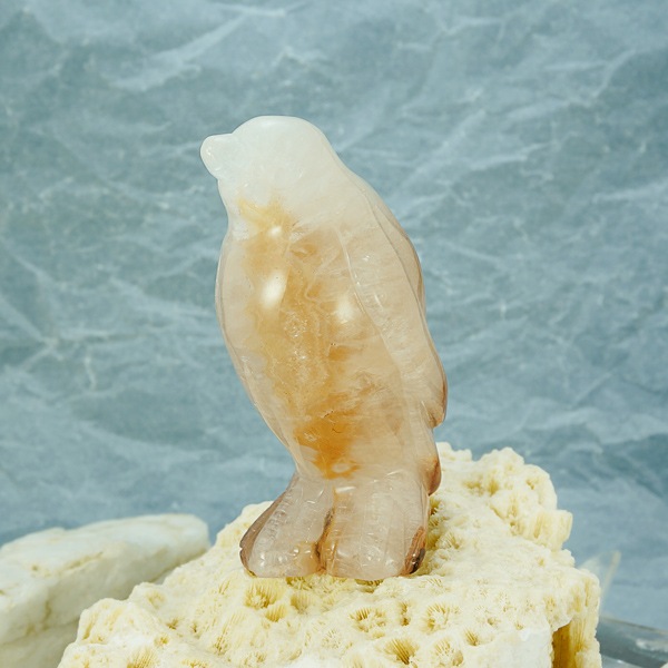 かわいい♪手彫り彫刻 ペンギンの置物 【重量約326g、サイズ約W45×D50×H110(mm)】