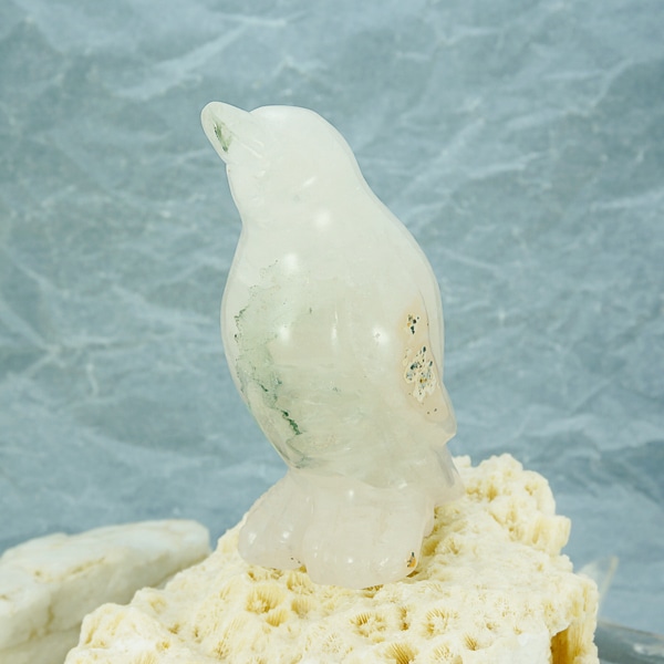 かわいい♪手彫り彫刻 ペンギンの置物 【重量約367g、サイズ約W52×D58×H115(mm)】