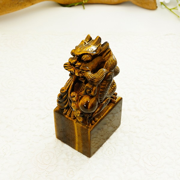 成功へと導く！タイガーアイの手彫り彫刻龍 413g♪インテリアストーン