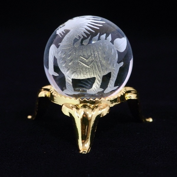 綺麗^ - ^ ❣️ 天然石　瑪瑙 麒麟 手彫り置物 原石 置物☆〈白彫り〉【麒麟】水晶(穴なし丸玉）26mm・台座付き