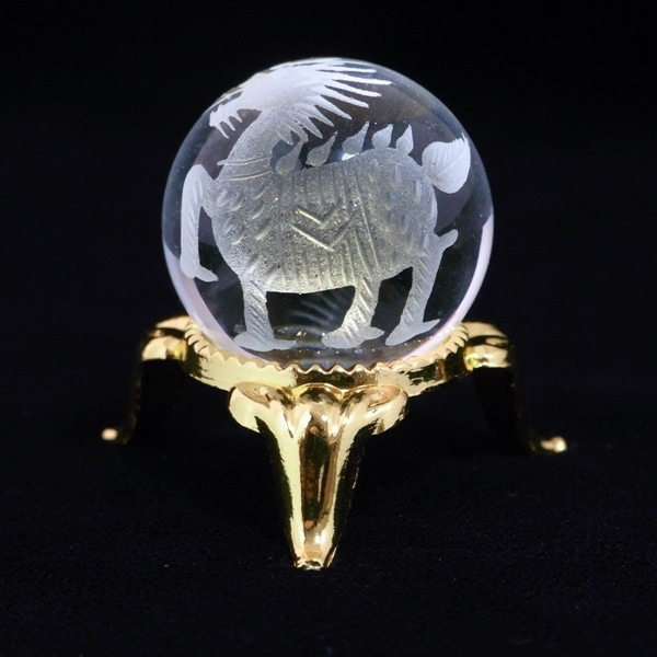置物★〈白彫り〉【麒麟】水晶(穴なし丸玉）20mm・台座付き♪