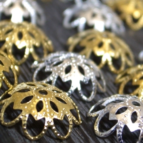 フラワーキャップ座金（花形、アクセサリーパーツ、ロンデル）　20点入り