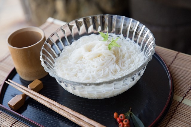 白瀧 七代続く老舗の味！手延べそうめん冬季製造桐箱入り限定品60束