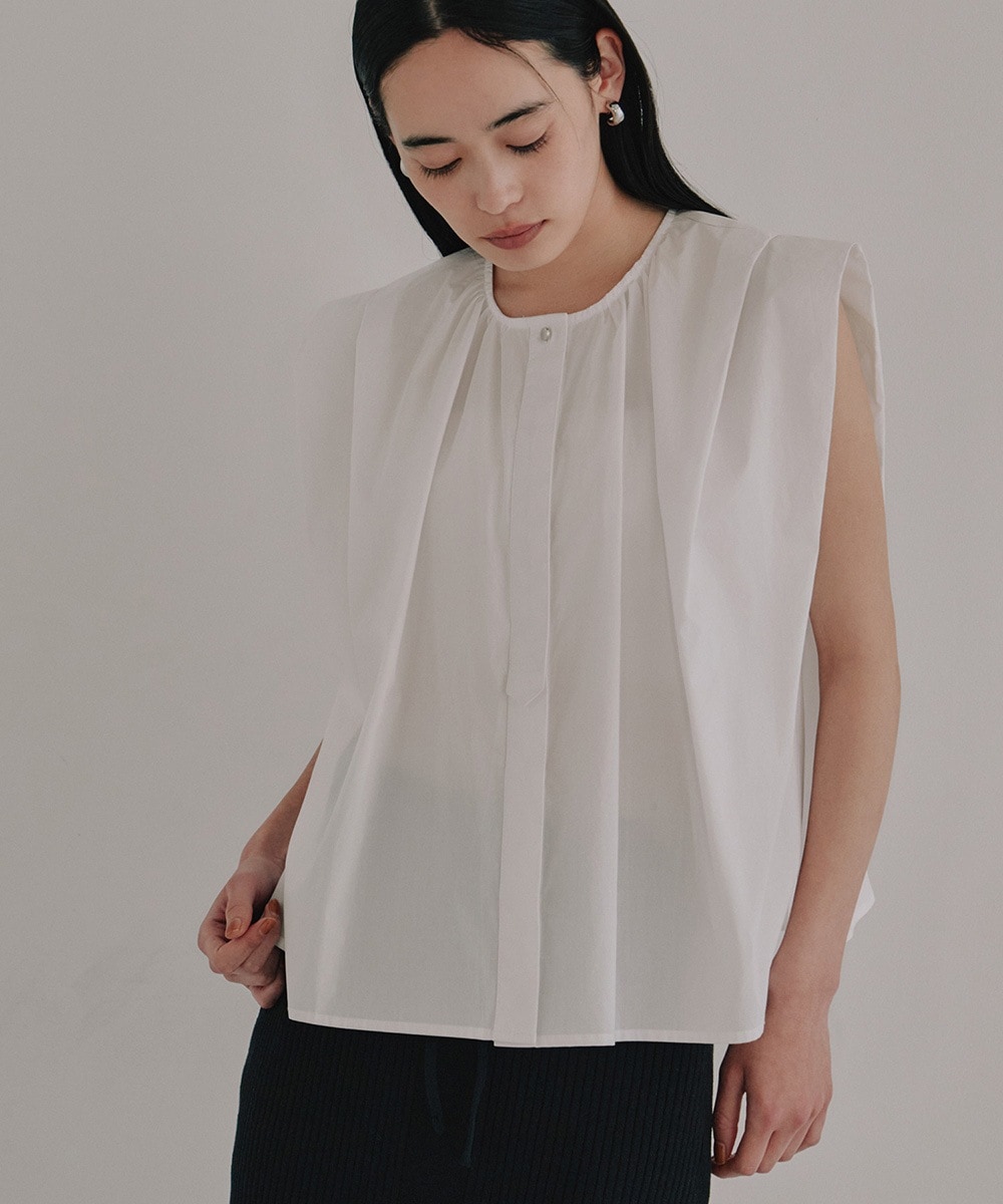 ショルダータックノースリーブブラウス