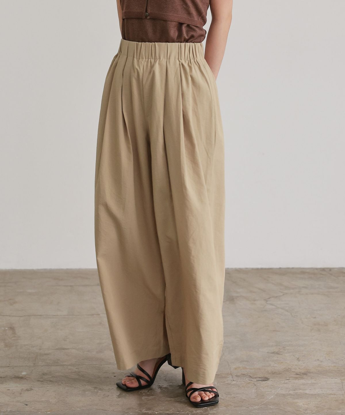 Linen-like easy tuck slacks