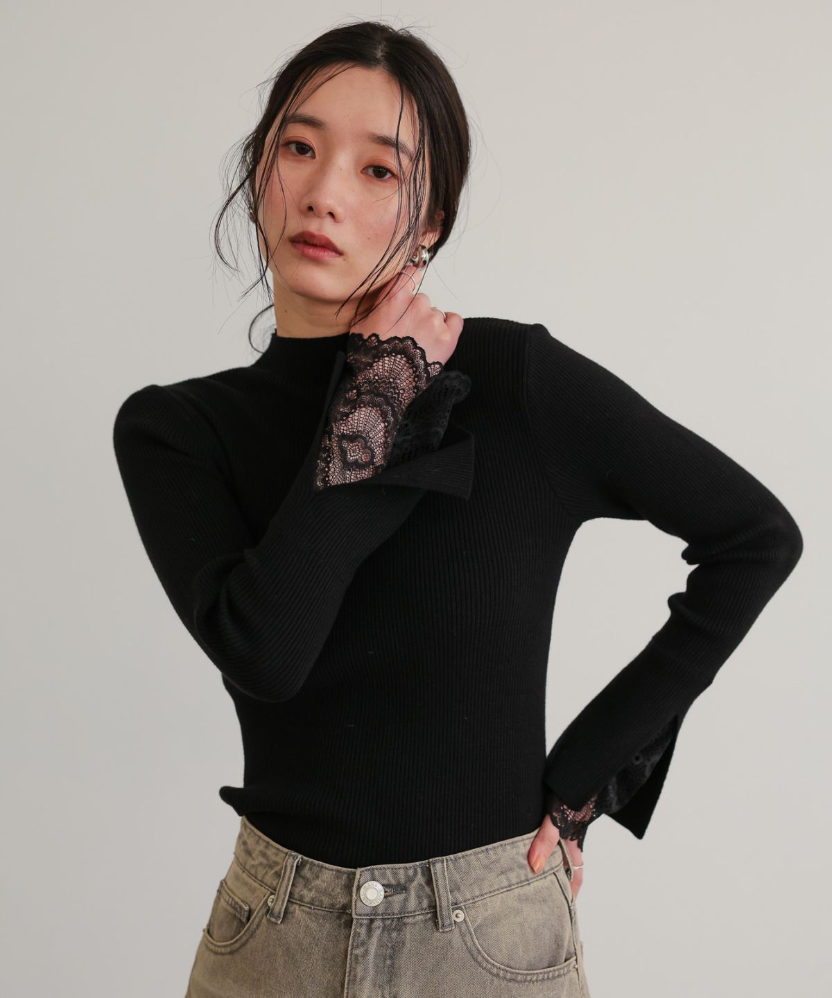 【attiree】袖レース付き ベルスリーブリブニットセーター