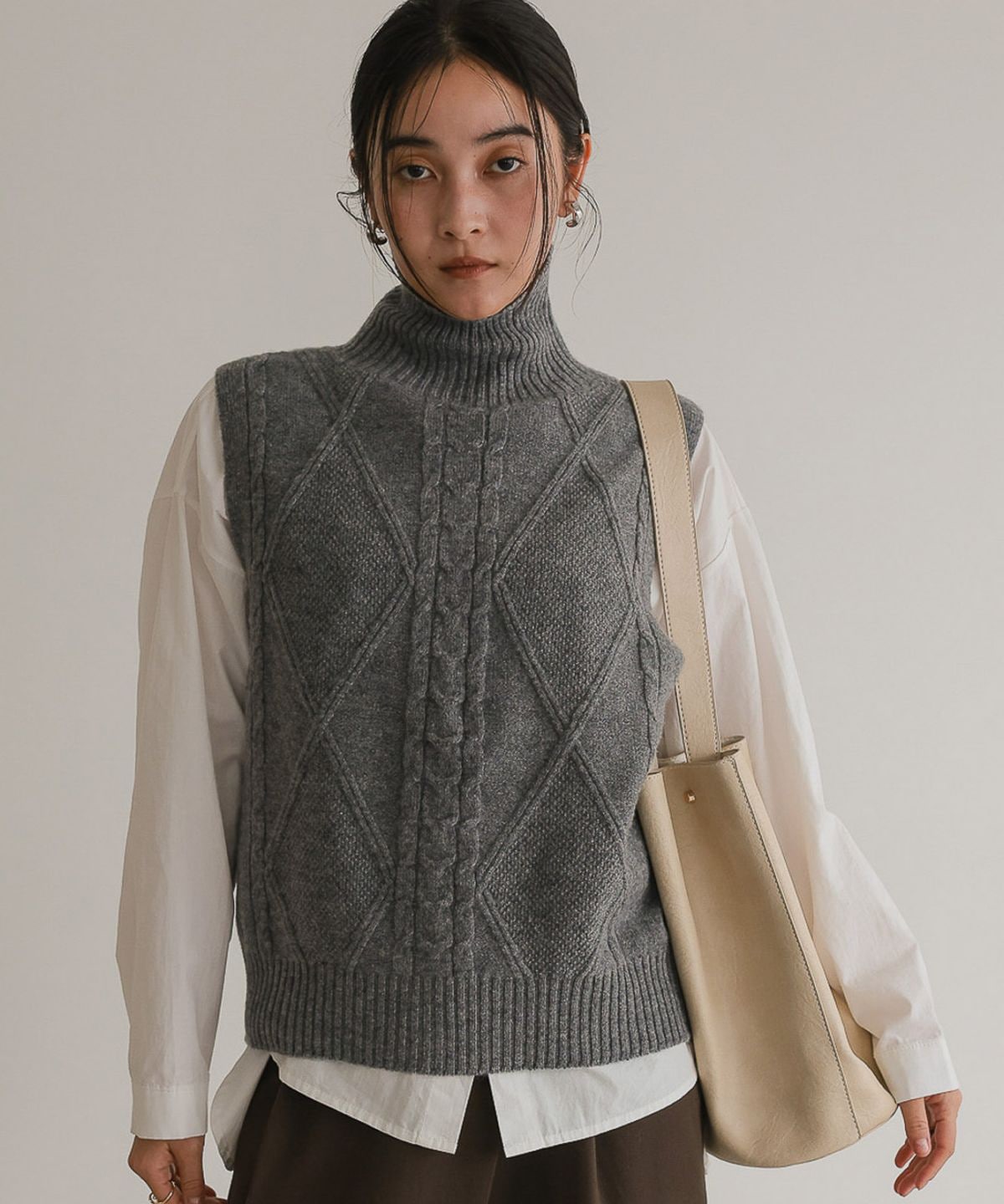 トップス tai tashi Knit vest Taiga Takahashi(タイガタカハシ)のKNITTED VEST(IVORY)(ベスト)の通販