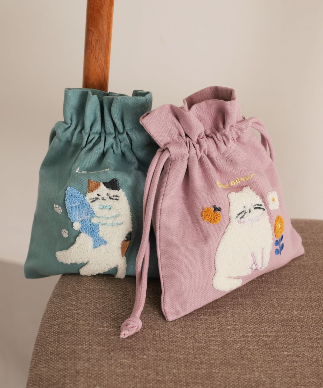 【attiree】ねこねこ 刺繍巾着 小物入れ