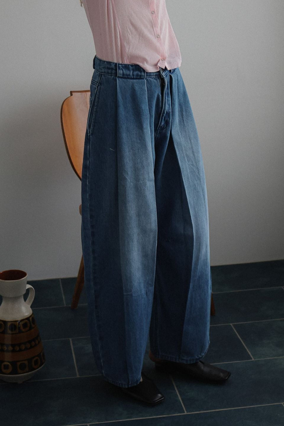 【Blue】Tucked Barrel-Leg Jeans