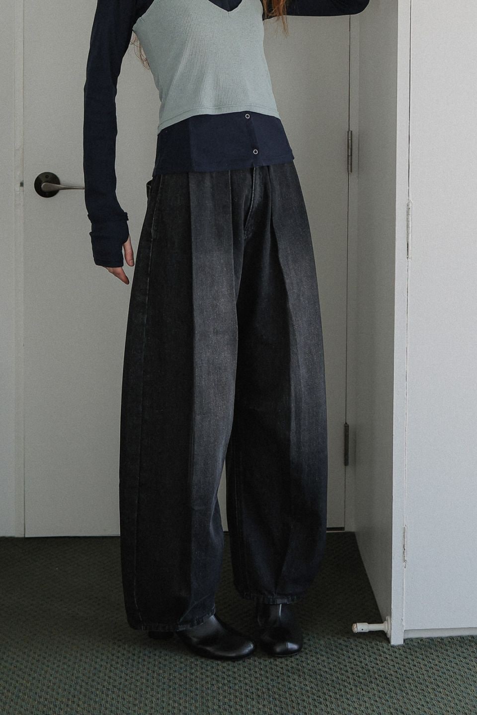 【Black】Tucked Barrel-Leg Jeans