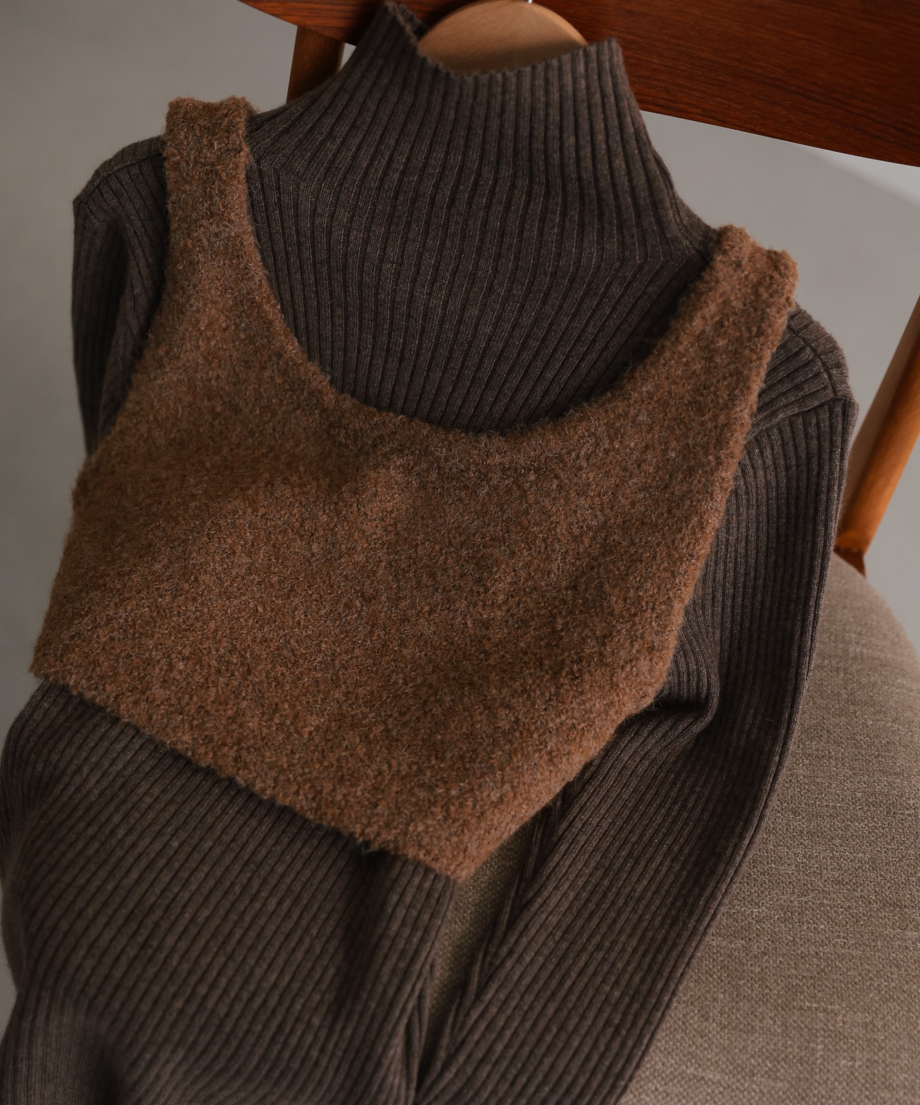 ブークレビスチェ付フレアカフスリブタートルニット | NEW ARRIVAL