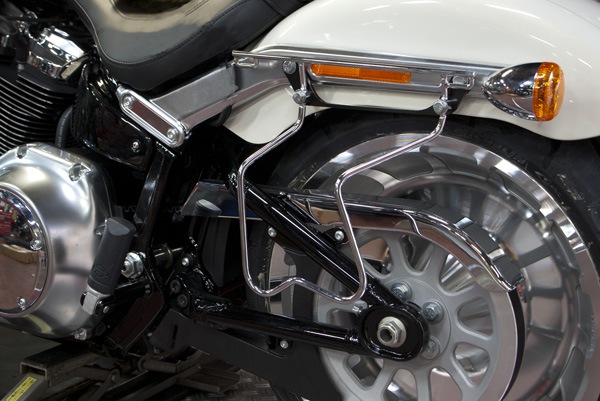 MW8 Softail サドルバッグサポート