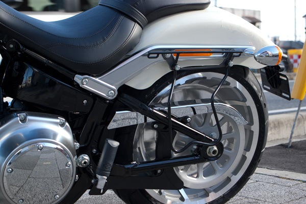 MW8 Softail サドルバッグサポート