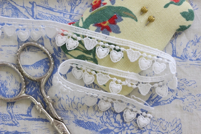 No. 2383 高品質 ハート柄 ケミカル レース 男らしい リボン 24〜26m