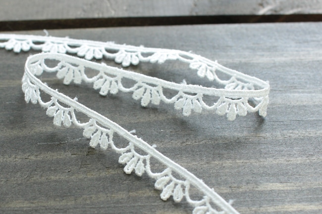 幅約10mm/オフホワイト/25543 レーヨン・ポリエステル国産ケミカルレース　細幅！ドール用にも！<BR>1ｍ単位です