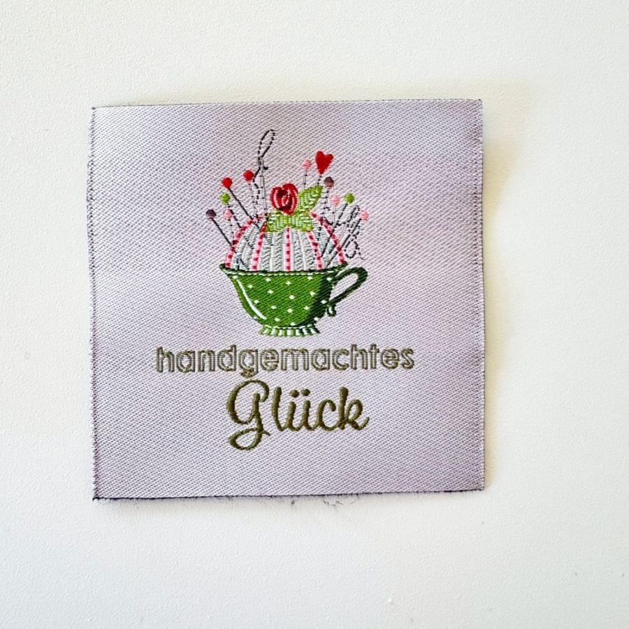 【ドイツ製】acufactum 大判 刺繍タグ ［ティーカップの中のピンクッション］ | マキシパッチ 織ネーム アクファクトゥム