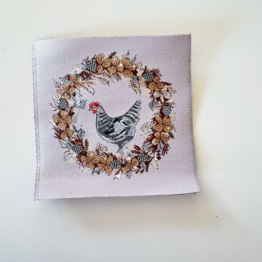 【ドイツ製】acufactum 大判 刺繍タグ ［ニワトリとリース］ | マキシパッチ 織ネーム アクファクトゥム