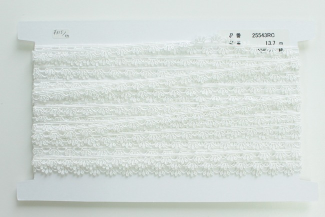 幅約10mm/オフホワイト/25543 レーヨン・ポリエステル国産ケミカルレース　細幅！ドール用にも！<BR>1ｍ単位です