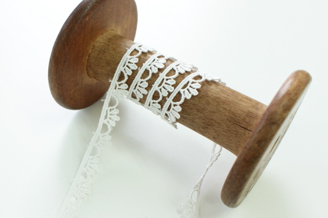 幅約10mm/オフホワイト/25543 レーヨン・ポリエステル国産ケミカルレース　細幅！ドール用にも！<BR>1ｍ単位です