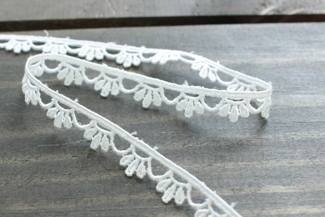 幅約10mm/オフホワイト/25543 レーヨン・ポリエステル国産ケミカルレース　細幅！ドール用にも！<BR>1ｍ単位です