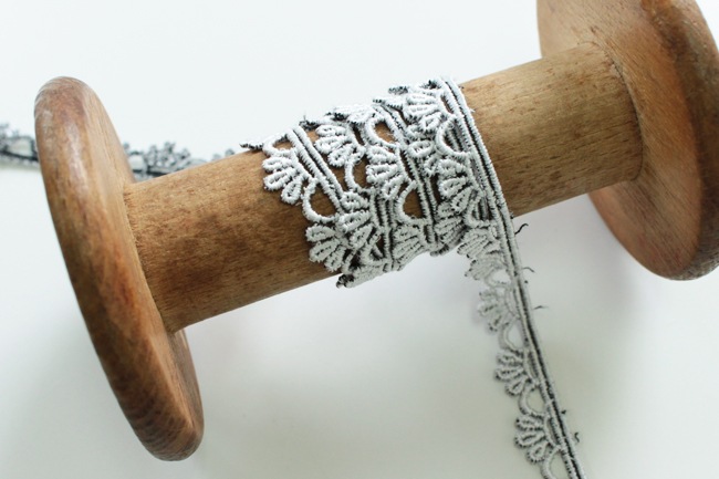 幅約10mm/オフホワイト/25543 レーヨン・ポリエステル国産ケミカルレース　細幅！ドール用にも！<BR>1ｍ単位です