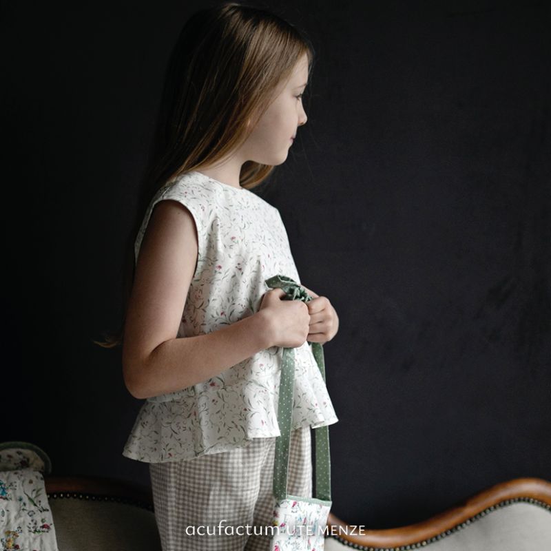 【145cm×50cm】ドイツ輸入生地　acufactum970 ツタと小花の生地