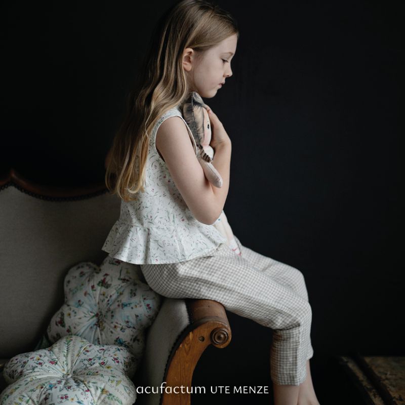 【145cm×50cm】ドイツ輸入生地　acufactum970 ツタと小花の生地