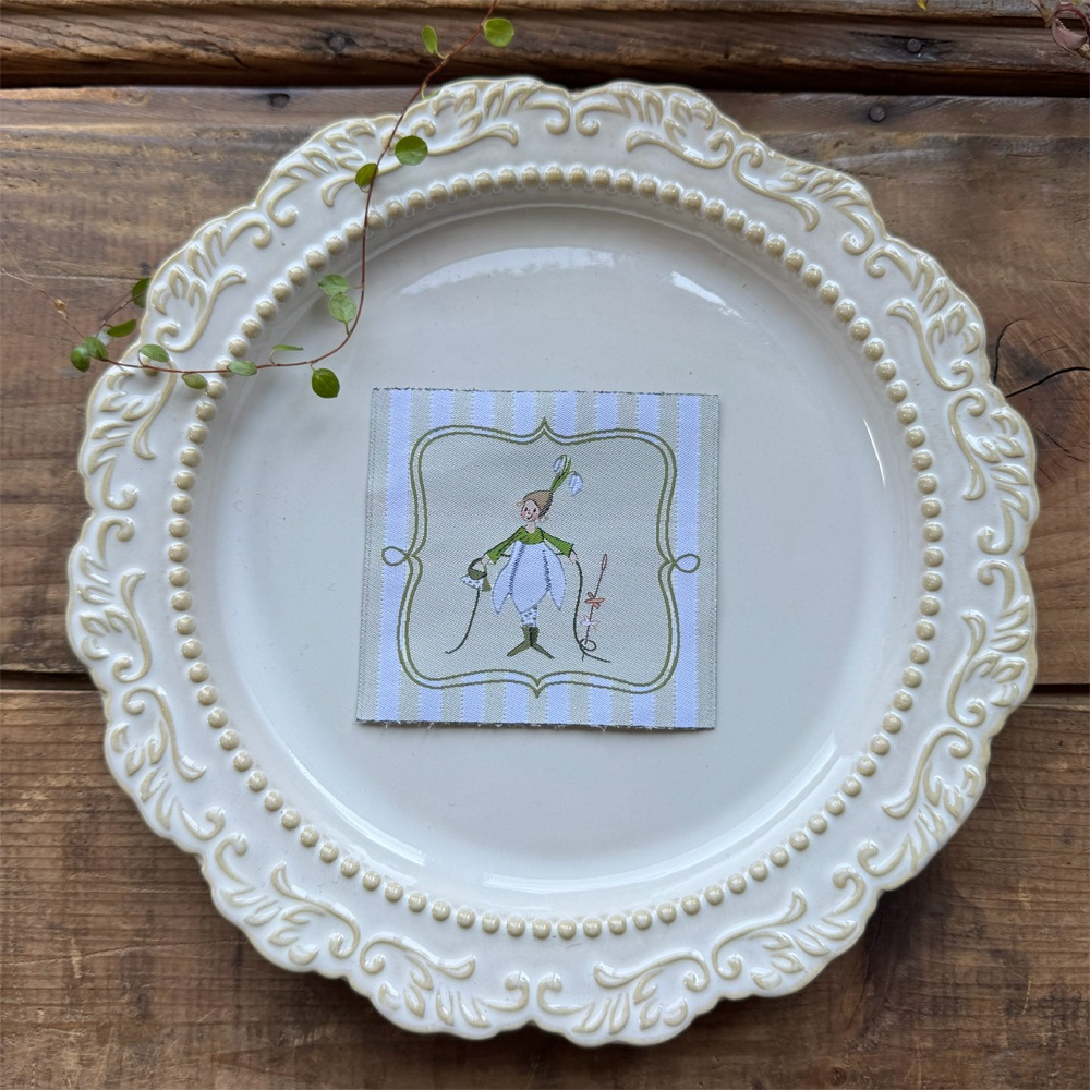 【ドイツ製】acufactum 大判 刺繍タグ ［スノードロップフェアリー］ | マキシパッチ 織ネーム アクファクトゥム