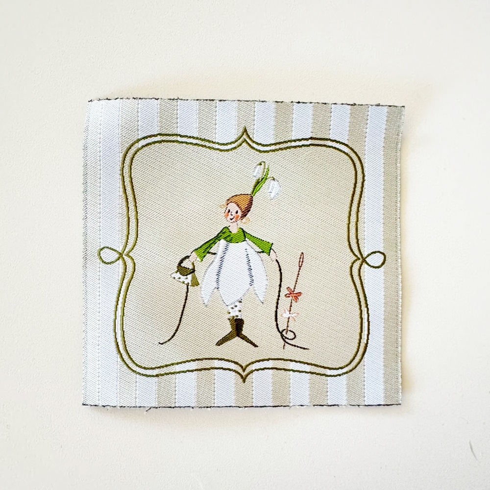 【ドイツ製】acufactum 大判 刺繍タグ ［スノードロップフェアリー］ | マキシパッチ 織ネーム アクファクトゥム