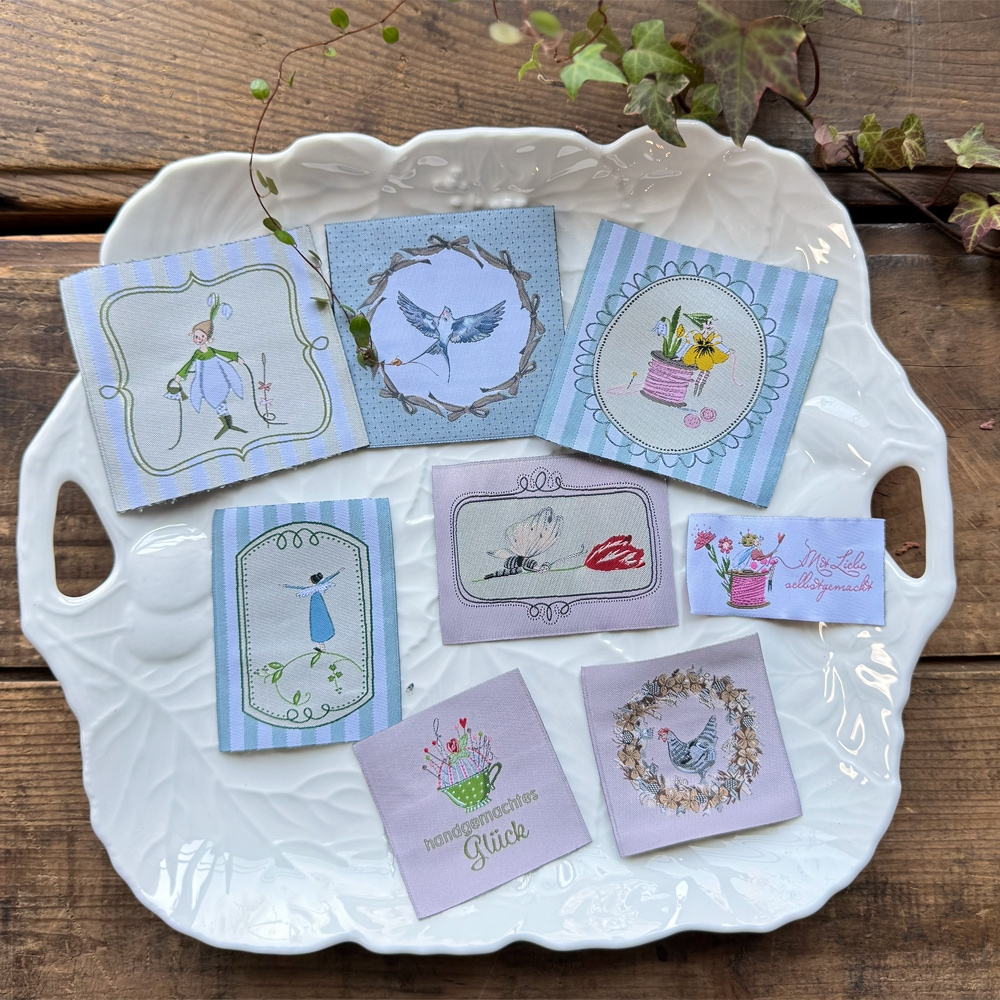 【ドイツ製】acufactum 大判 刺繍タグ ［スノードロップフェアリー］ | マキシパッチ 織ネーム アクファクトゥム