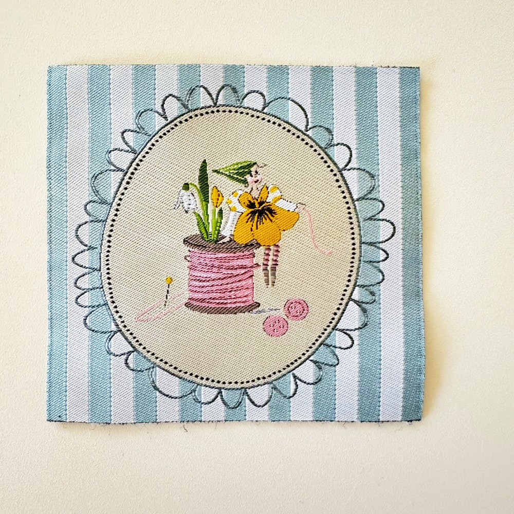 【ドイツ製】acufactum 大判 刺繍タグ ［裁縫の妖精］ | マキシパッチ 織ネーム アクファクトゥム