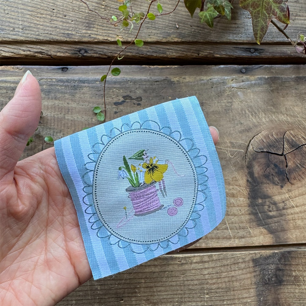 【ドイツ製】acufactum 大判 刺繍タグ ［裁縫の妖精］ | マキシパッチ 織ネーム アクファクトゥム