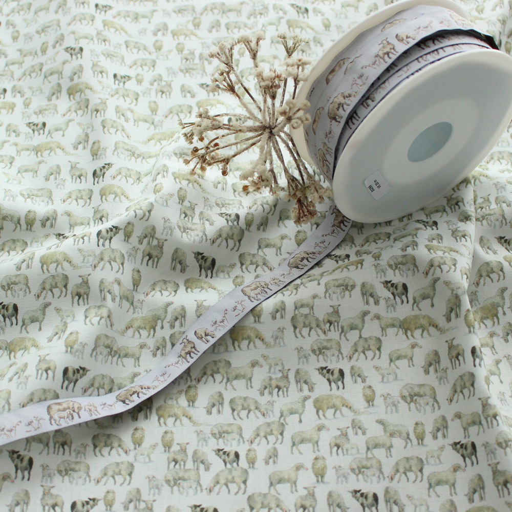 【140cm×50cm】ドイツ輸入生地　acufactum766　羊、子羊、牛柄　牧草地の動物たち柄の生地