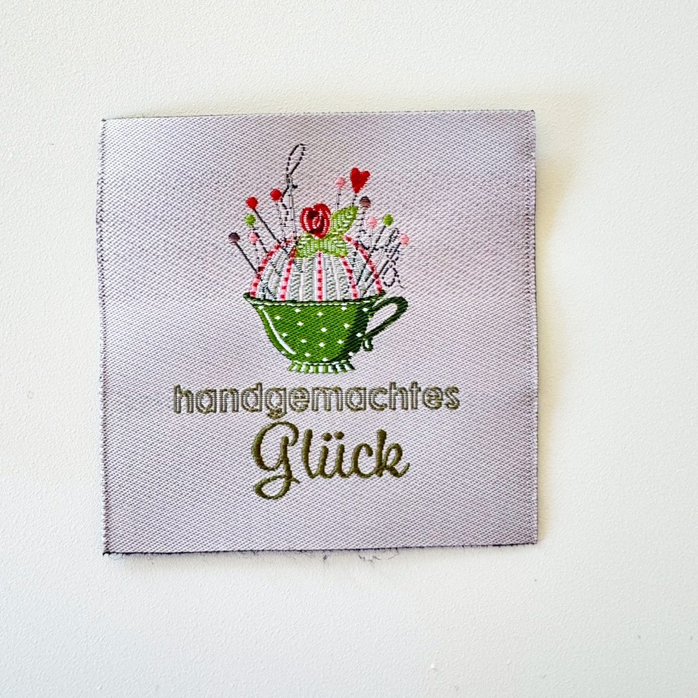 【ドイツ製】acufactum 大判 刺繍タグ ［ティーカップの中のピンクッション］ | マキシパッチ 織ネーム アクファクトゥム