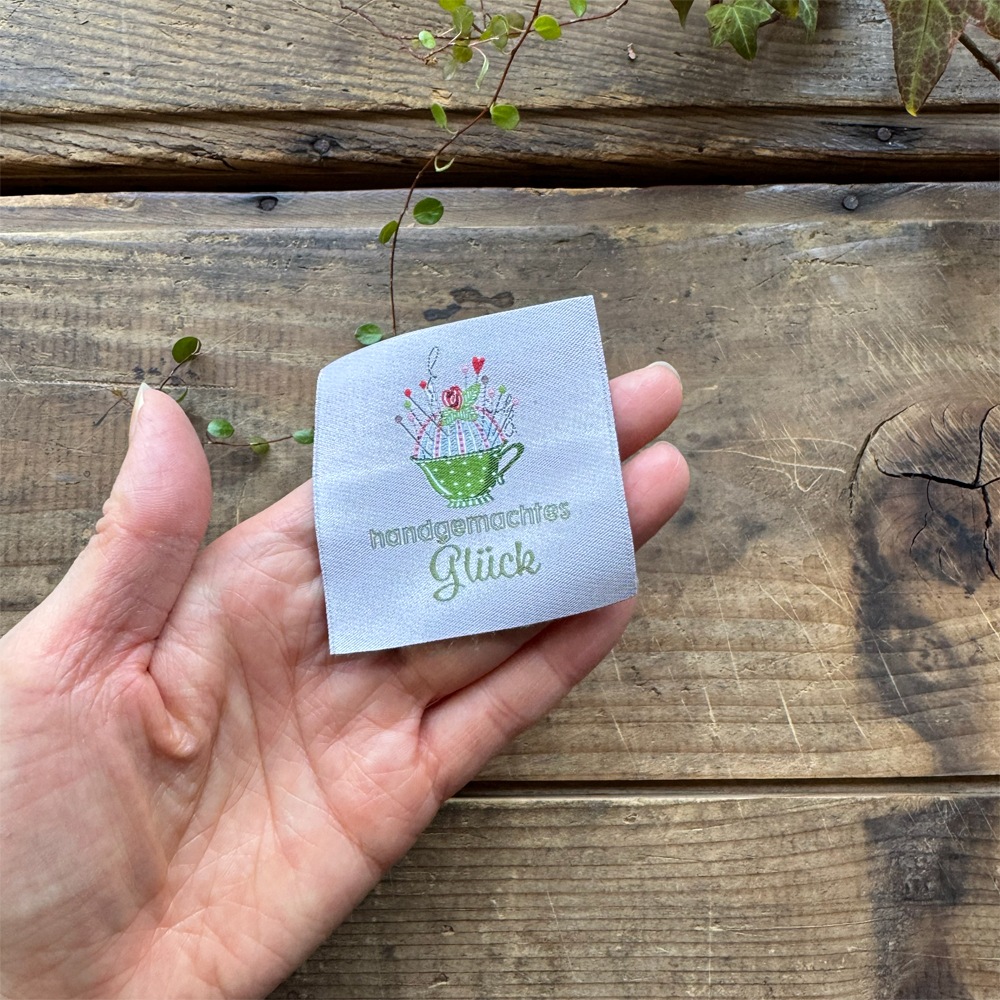 【ドイツ製】acufactum 大判 刺繍タグ ［ティーカップの中のピンクッション］ | マキシパッチ 織ネーム アクファクトゥム