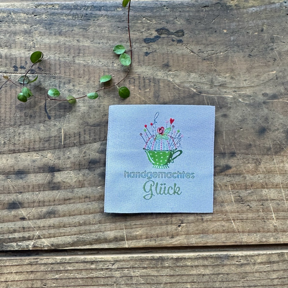 【ドイツ製】acufactum 大判 刺繍タグ ［ティーカップの中のピンクッション］ | マキシパッチ 織ネーム アクファクトゥム