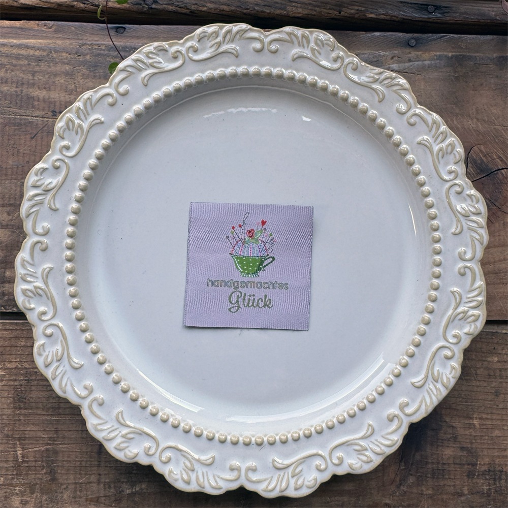 【ドイツ製】acufactum 大判 刺繍タグ ［ティーカップの中のピンクッション］ | マキシパッチ 織ネーム アクファクトゥム