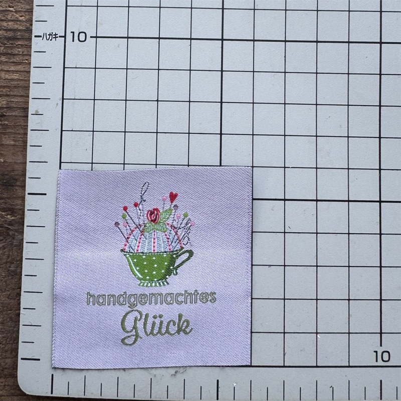 【ドイツ製】acufactum 大判 刺繍タグ ［ティーカップの中のピンクッション］ | マキシパッチ 織ネーム アクファクトゥム