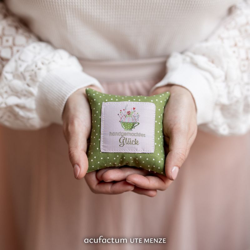 【ドイツ製】acufactum 大判 刺繍タグ ［ティーカップの中のピンクッション］ | マキシパッチ 織ネーム アクファクトゥム