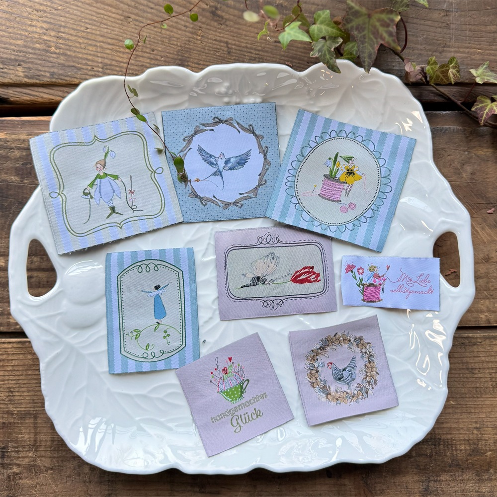 【ドイツ製】acufactum 大判 刺繍タグ ［ティーカップの中のピンクッション］ | マキシパッチ 織ネーム アクファクトゥム