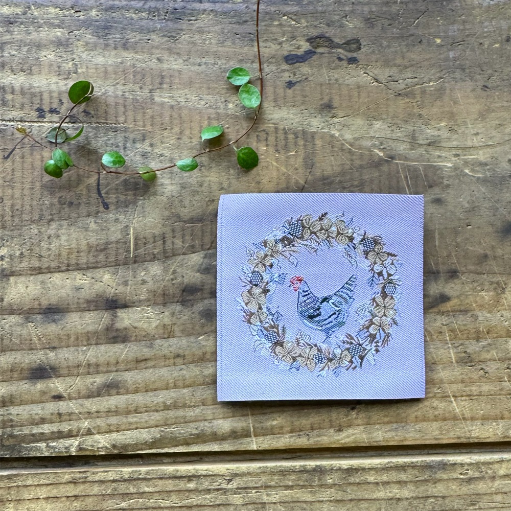 【ドイツ製】acufactum 大判 刺繍タグ ［ニワトリとリース］ | マキシパッチ 織ネーム アクファクトゥム