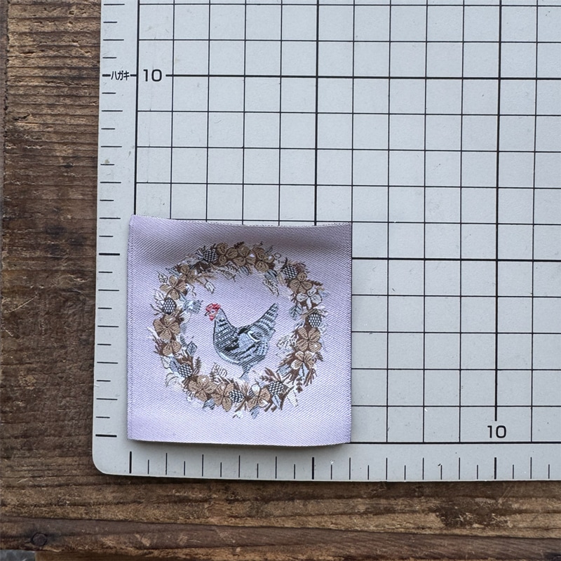 【ドイツ製】acufactum 大判 刺繍タグ ［ニワトリとリース］ | マキシパッチ 織ネーム アクファクトゥム